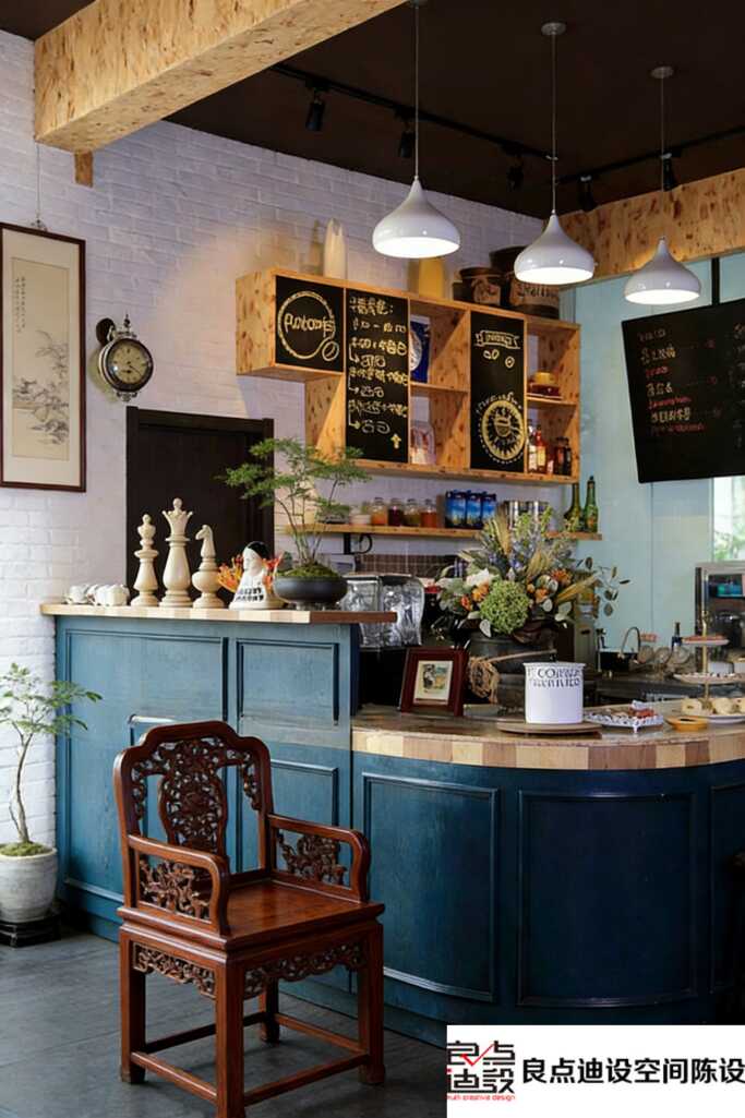 被这家店的深海蓝吧台彻底治愈了！手雕木椅+复古挂钟，简约格调里藏着多少细节？